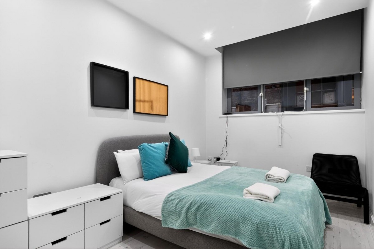 Popes Head Court, Peter Lane