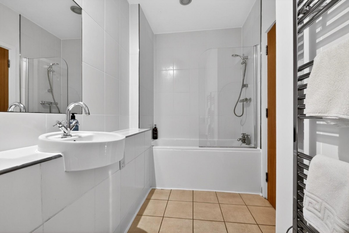 Popes Head Court, Peter Lane