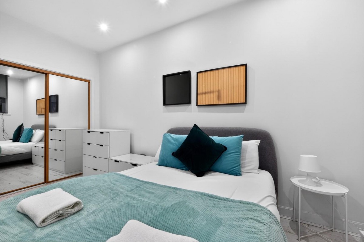 Popes Head Court, Peter Lane