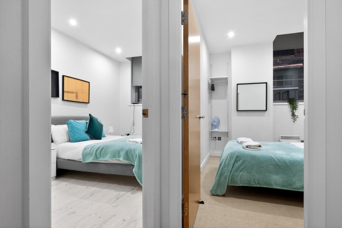 Popes Head Court, Peter Lane