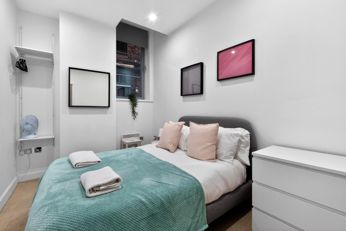 Popes Head Court, Peter Lane