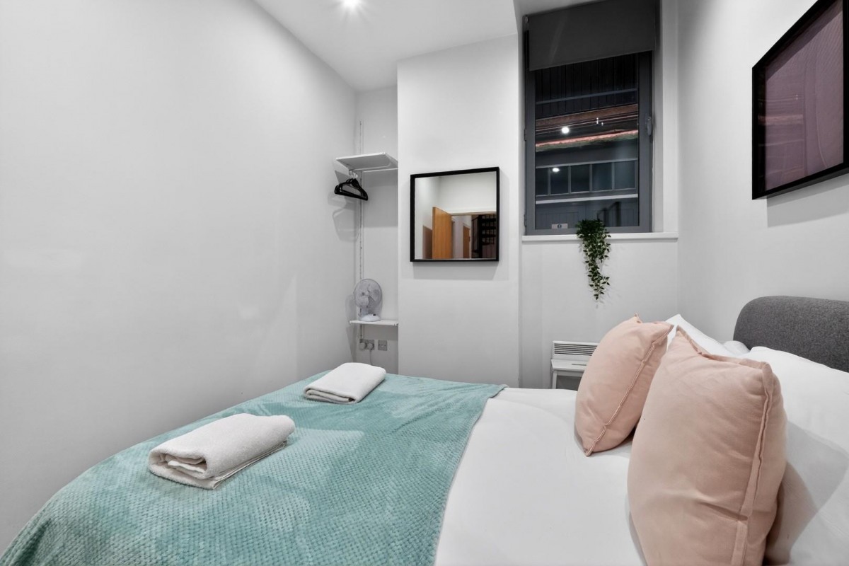 Popes Head Court, Peter Lane