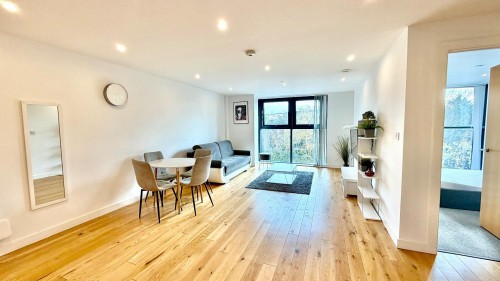 Arden Gate, Communication Row