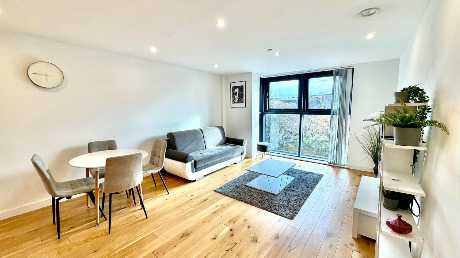 Arden Gate, Communication Row