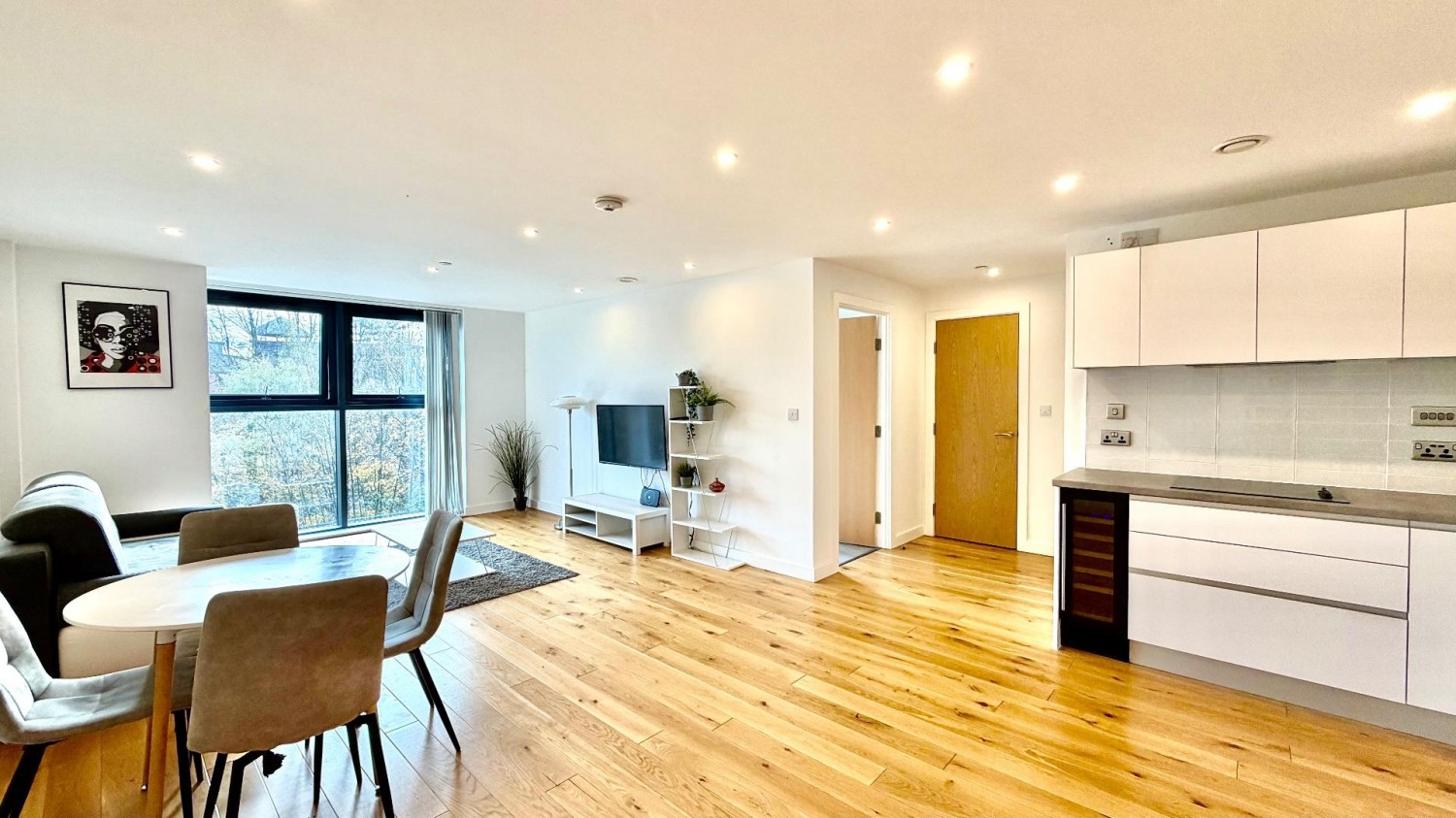 Arden Gate, Communication Row