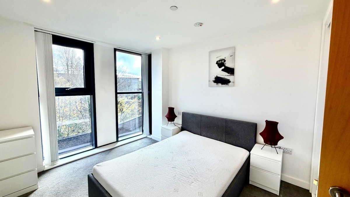 Arden Gate, Communication Row