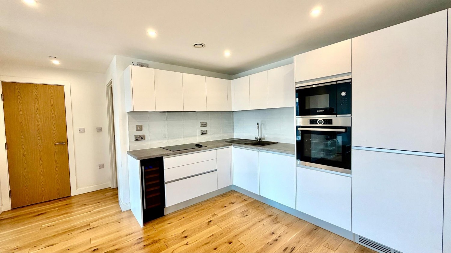 Arden Gate, Communication Row