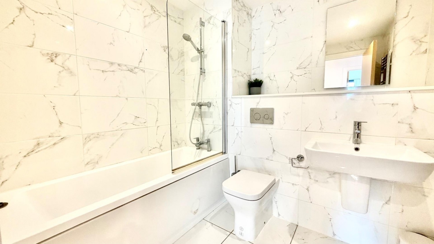 Arden Gate, Communication Row