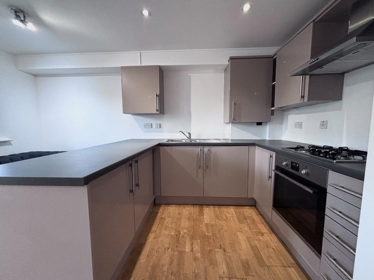 Oxford Avenue, Hayes