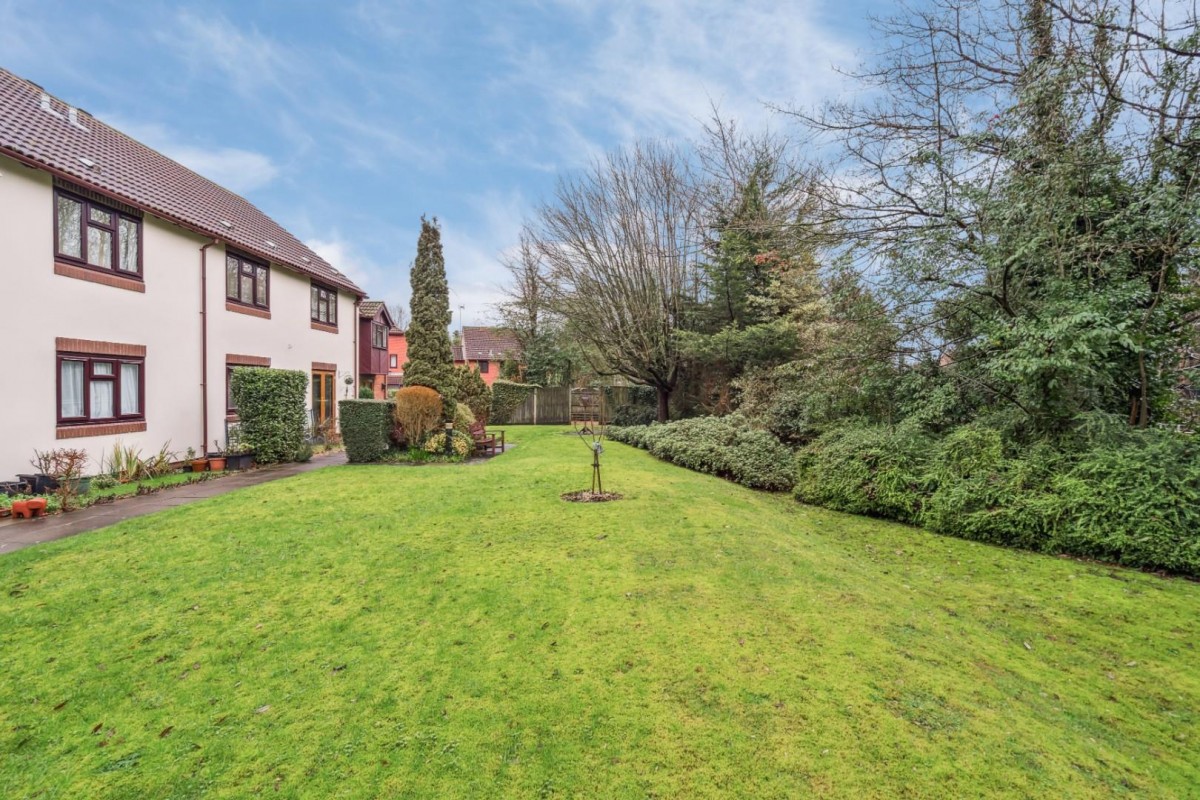 Windsor Court, King George V Road, Amersham, Buckinghamshire, HP6 5AN