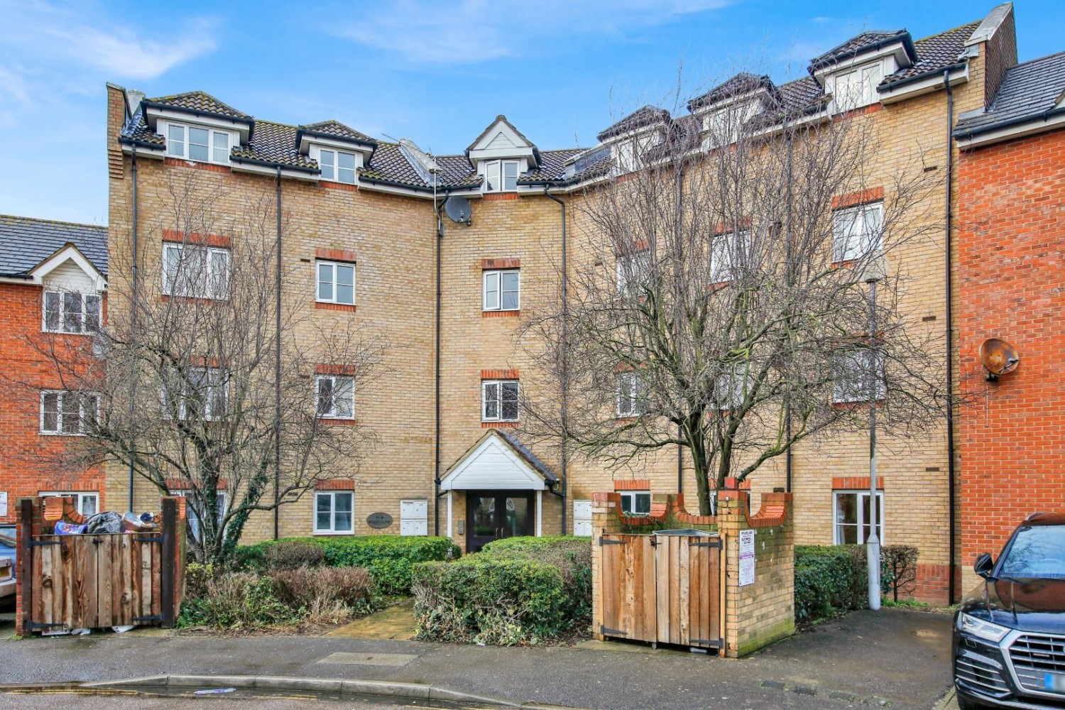 2 bedroom Flat for sale in Ridley Close, Barking, IG11