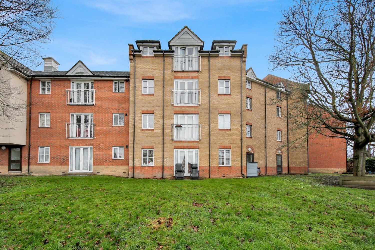 2 bedroom Flat for sale in Ridley Close, Barking, IG11