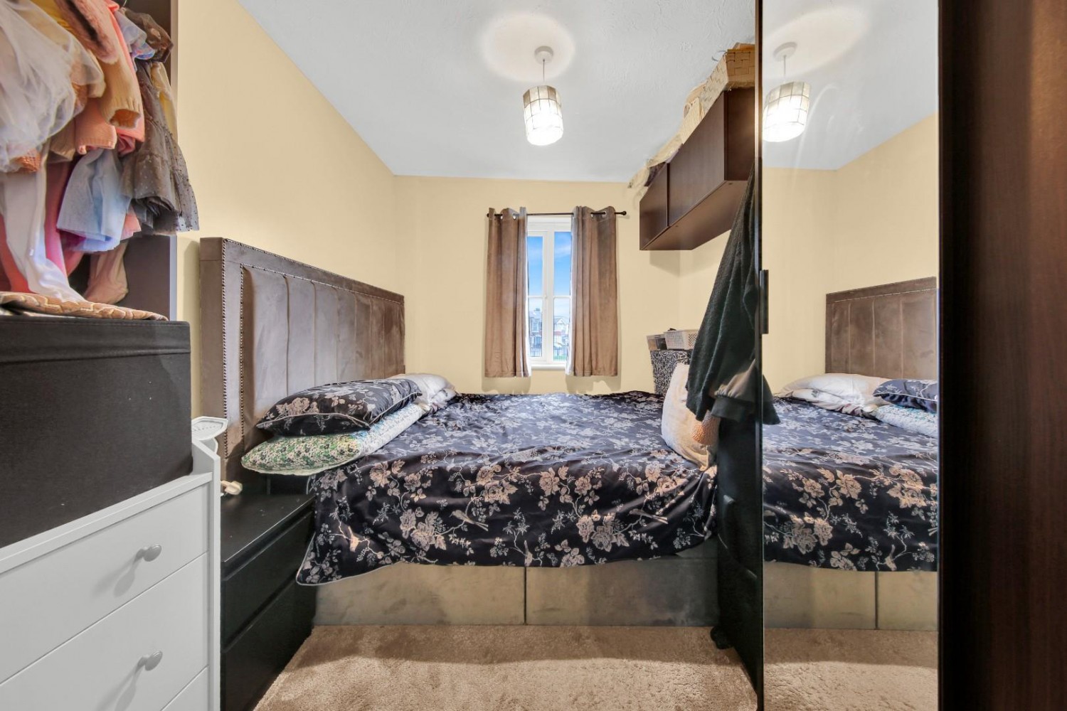 2 bedroom Flat for sale in Ridley Close, Barking, IG11