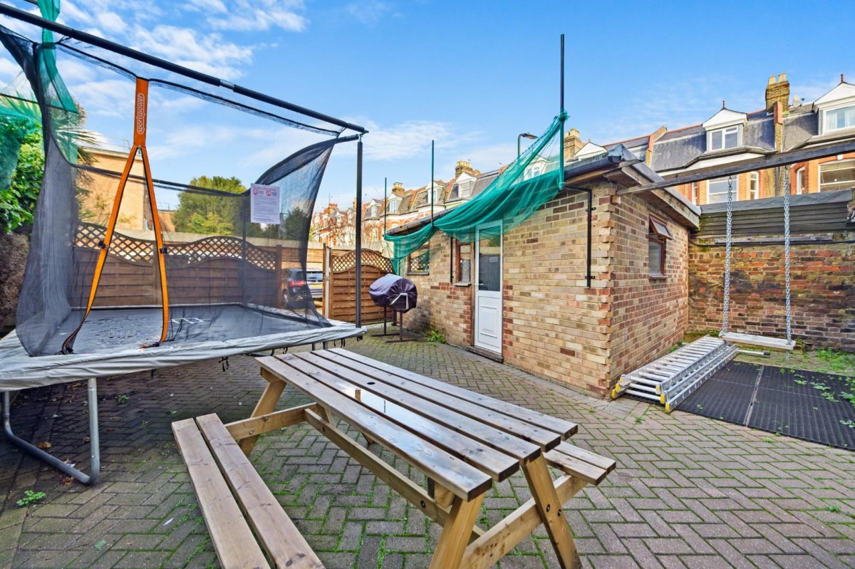 Clissold Crescent, London, N16