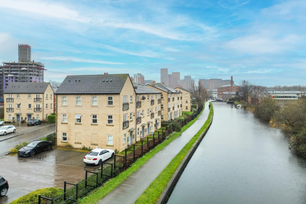 Holts Crest Way, Leeds, West Yorkshire