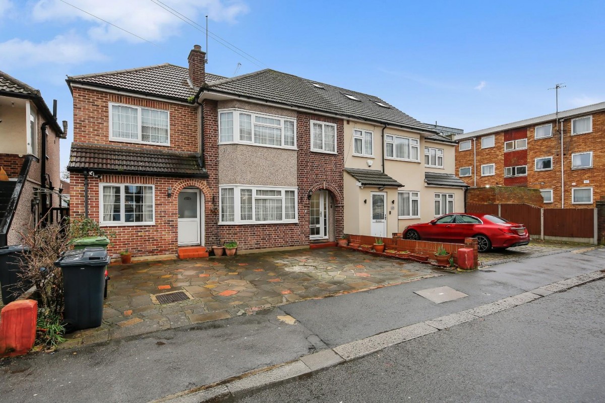 Chadwell Avenue, Chadwell Heath, RM6