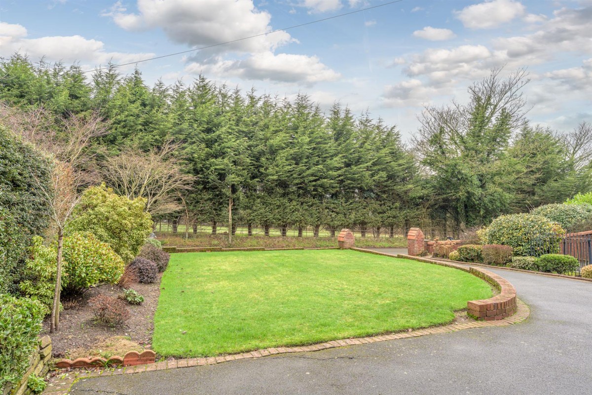 South Way, Pedmore Hall Lane, Stourbridge, DY9 0SS