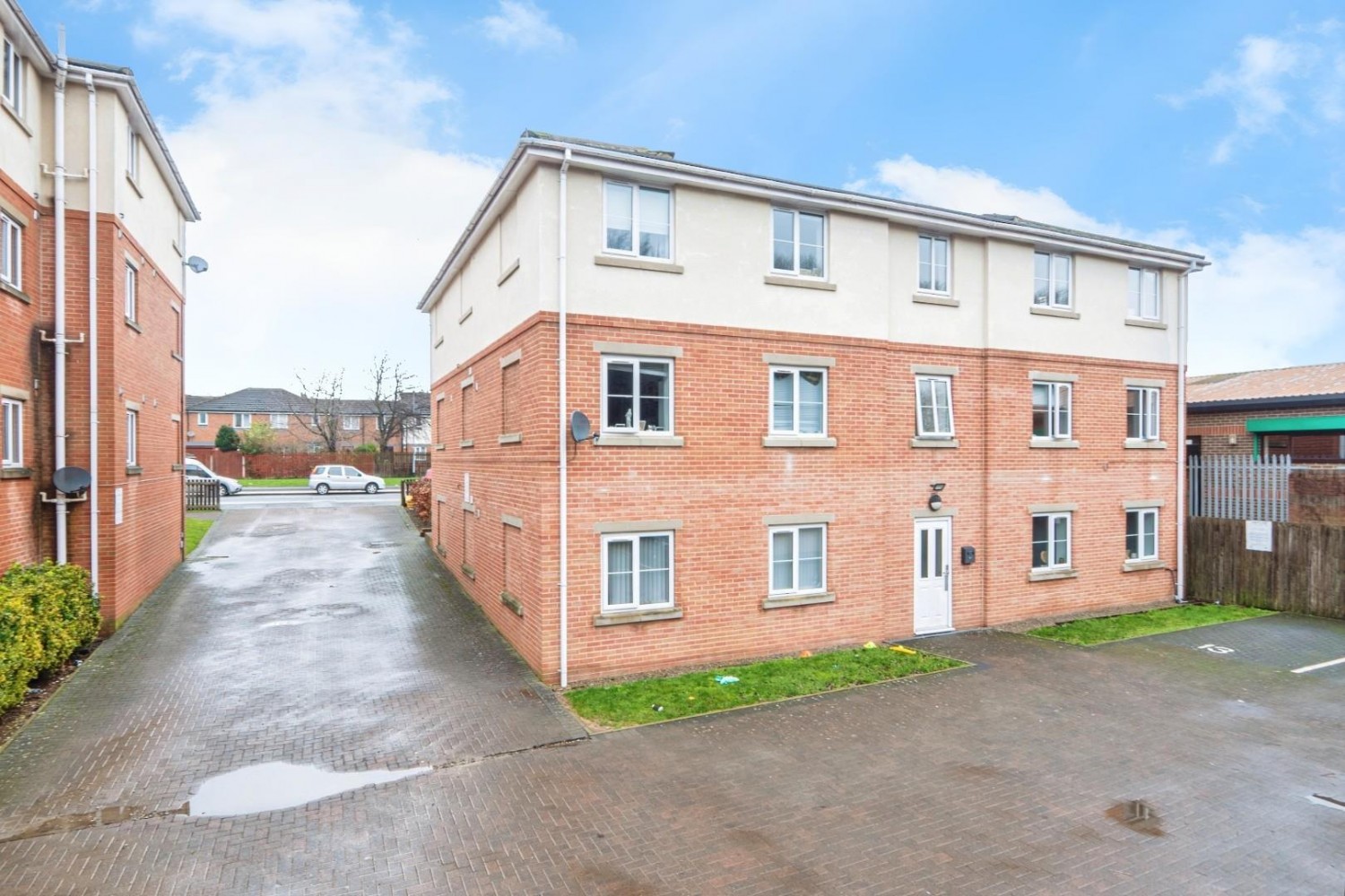 2 bedroom Flat for sale in Stanningley Road, Leeds