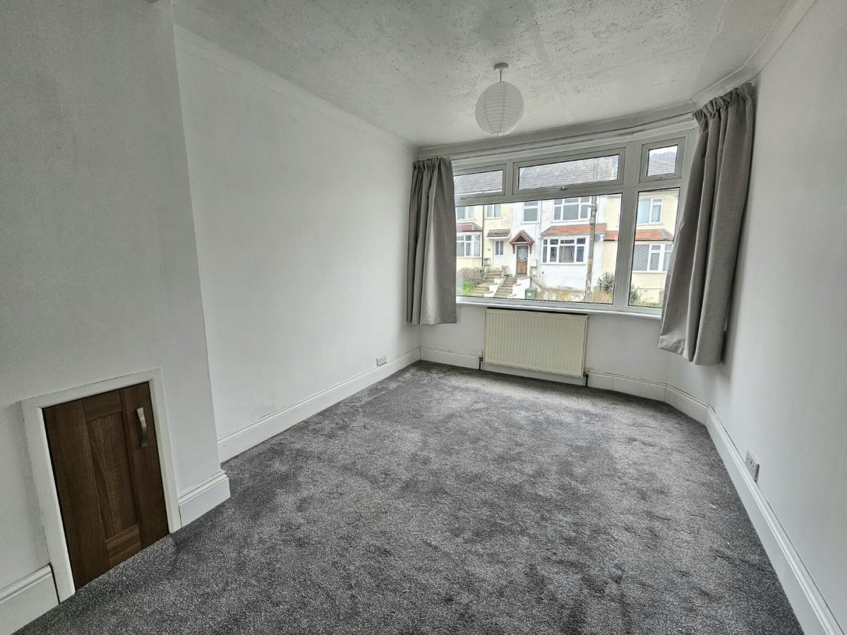 Lawrence Grove, Cam, Dursley