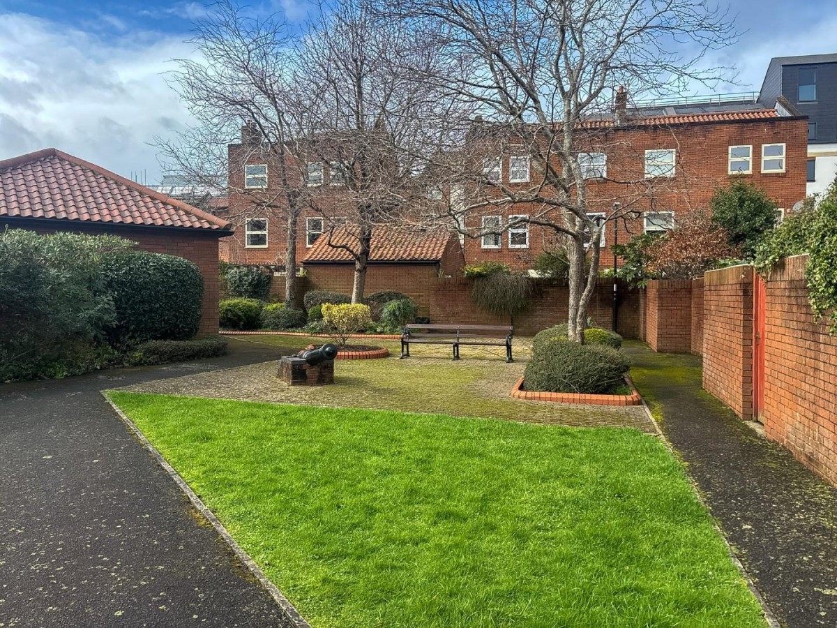 Bathurst Parade, Bristol, BS1 6UB