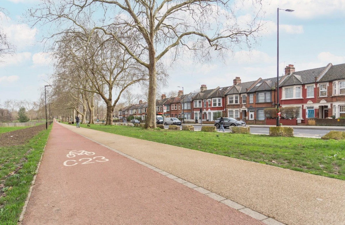 Lea Bridge Road, London, E5