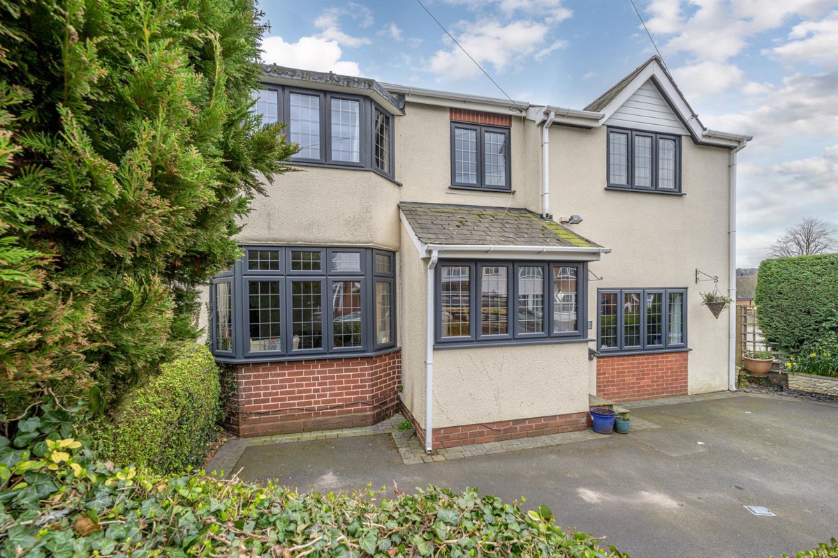 Lawnswood Road, Stourbridge, DY8 5PH