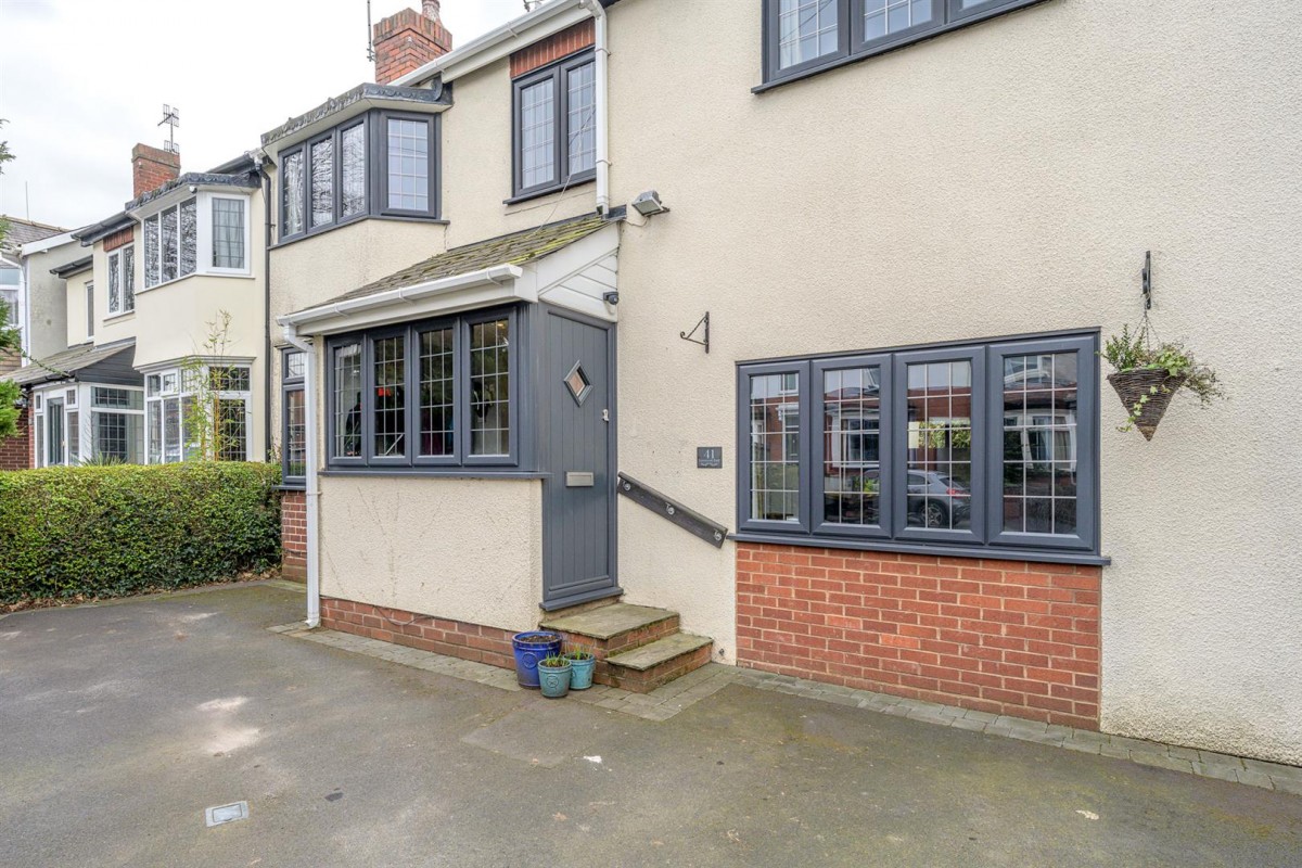 Lawnswood Road, Stourbridge, DY8 5PH