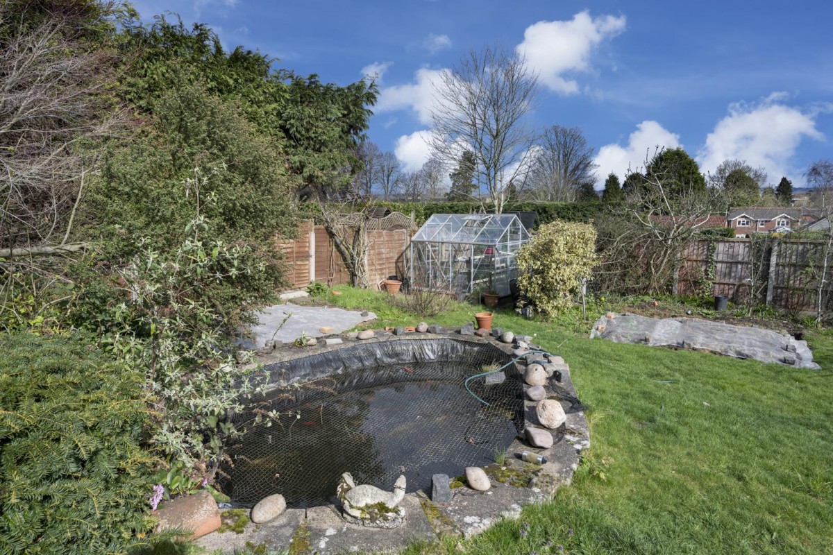 White Oak Drive, Kingswinford, DY6 9QN