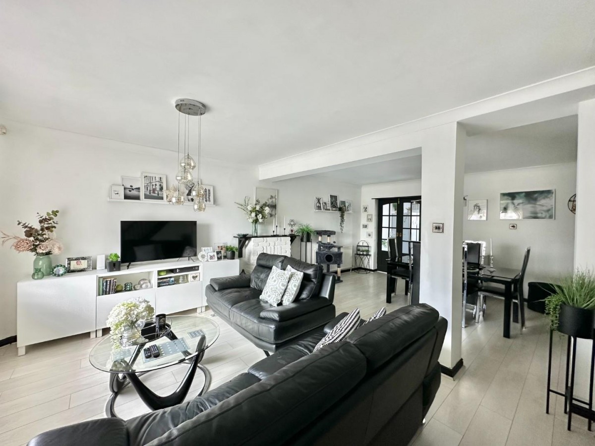 Lothian Avenue, Hayes, Middlesex, UB4 0EG