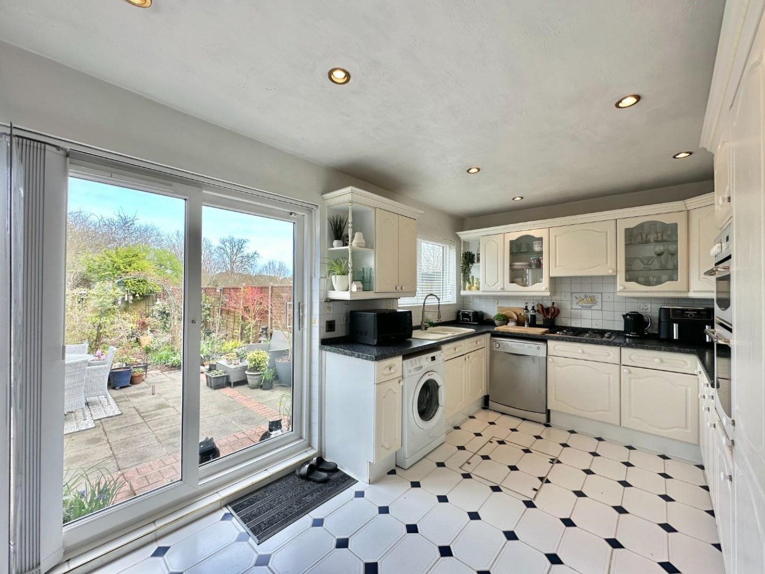 Lothian Avenue, Hayes, Middlesex, UB4 0EG