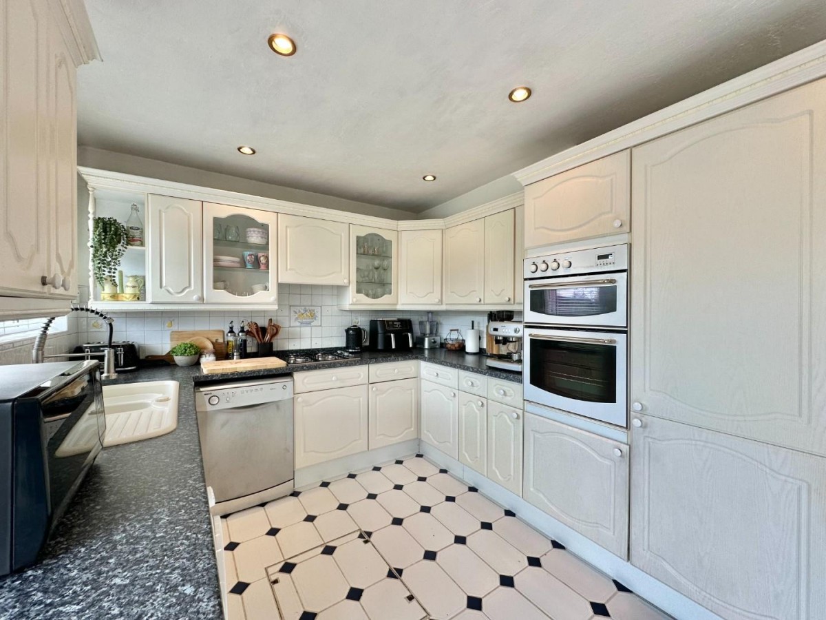 Lothian Avenue, Hayes, Middlesex, UB4 0EG