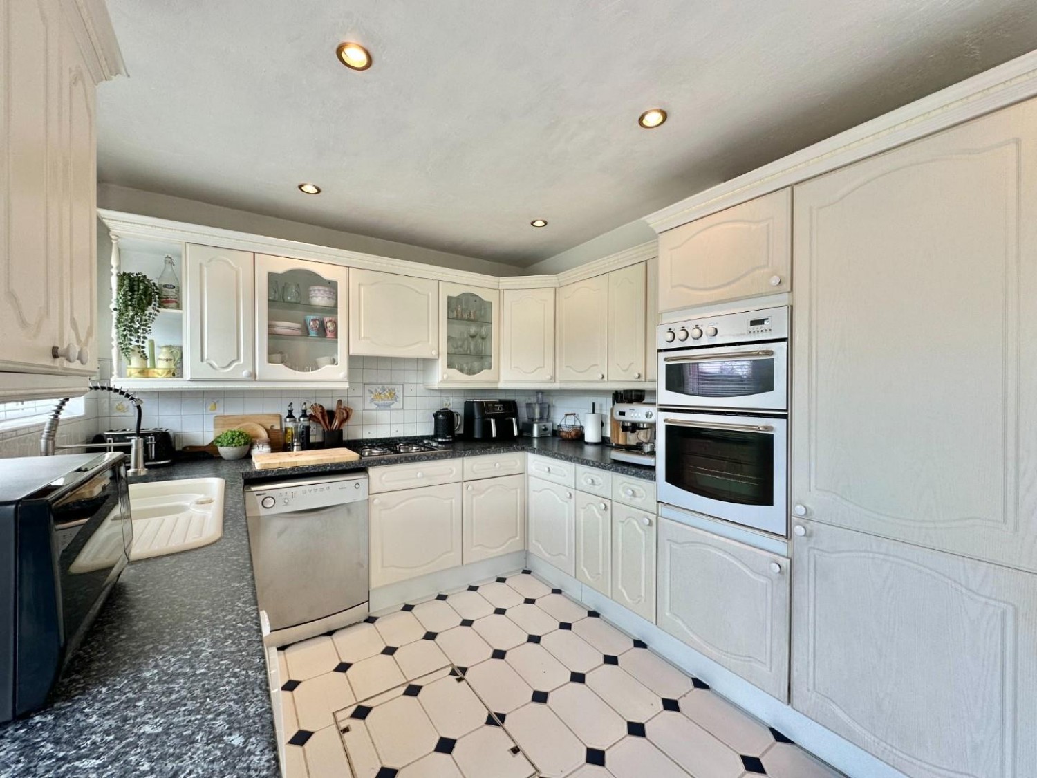 Lothian Avenue, Hayes, Middlesex, UB4 0EG