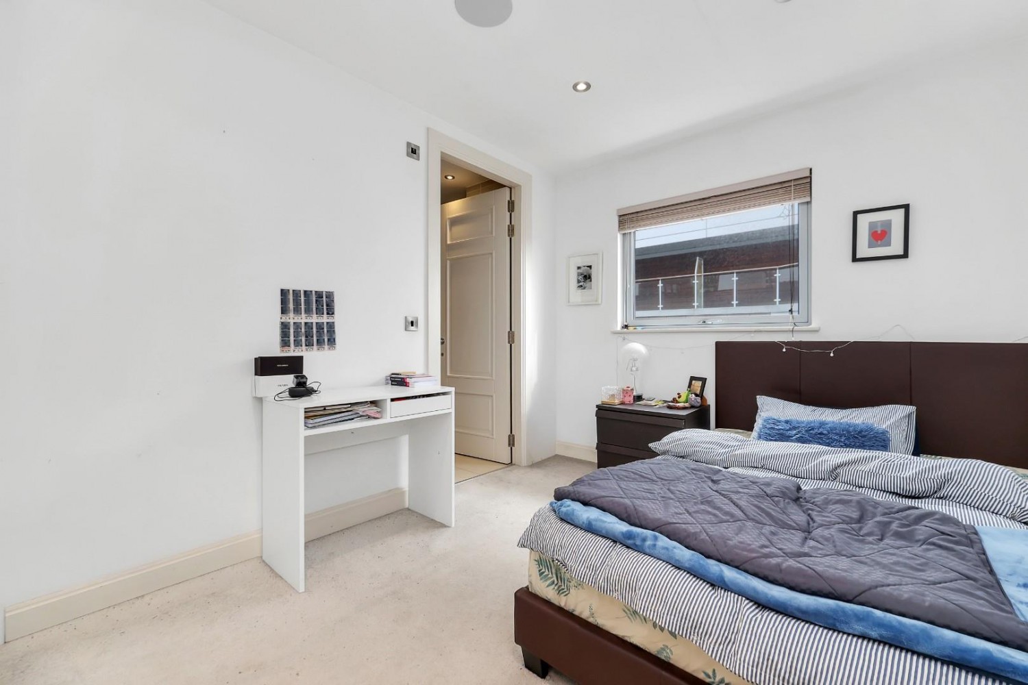 Commercial Road, Aldgate East, E1