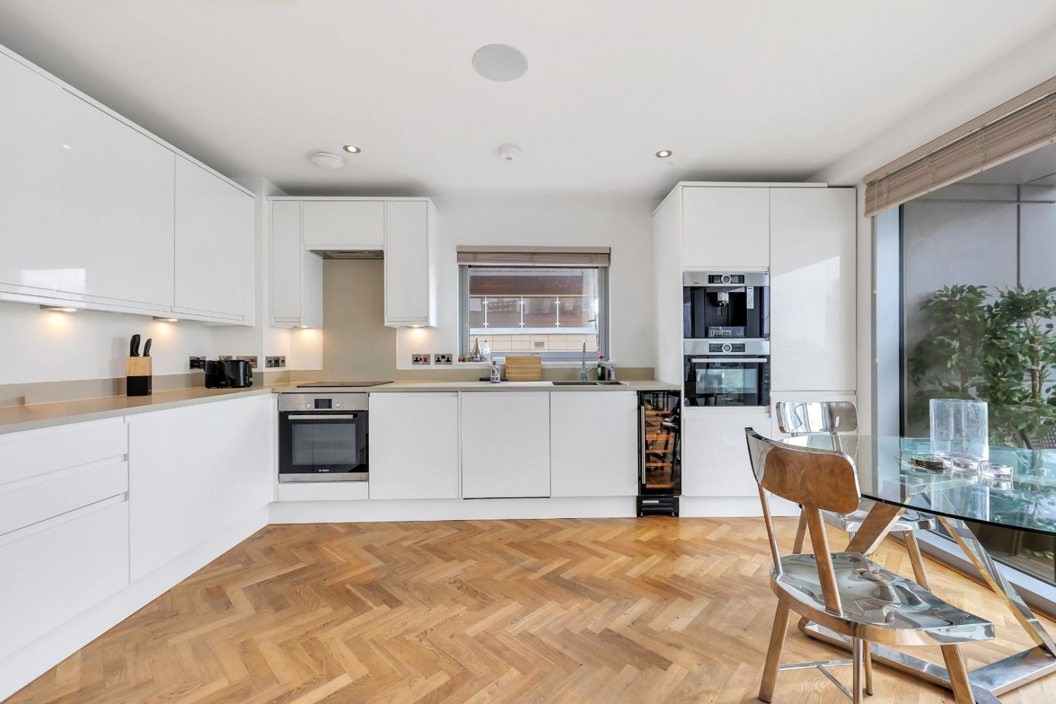 Commercial Road, Aldgate East, E1