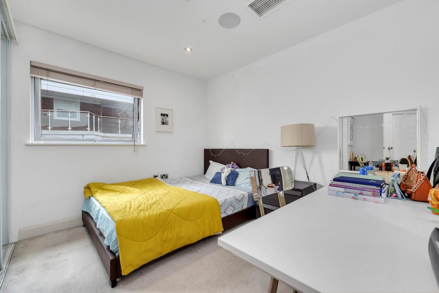 Commercial Road, Aldgate East, E1