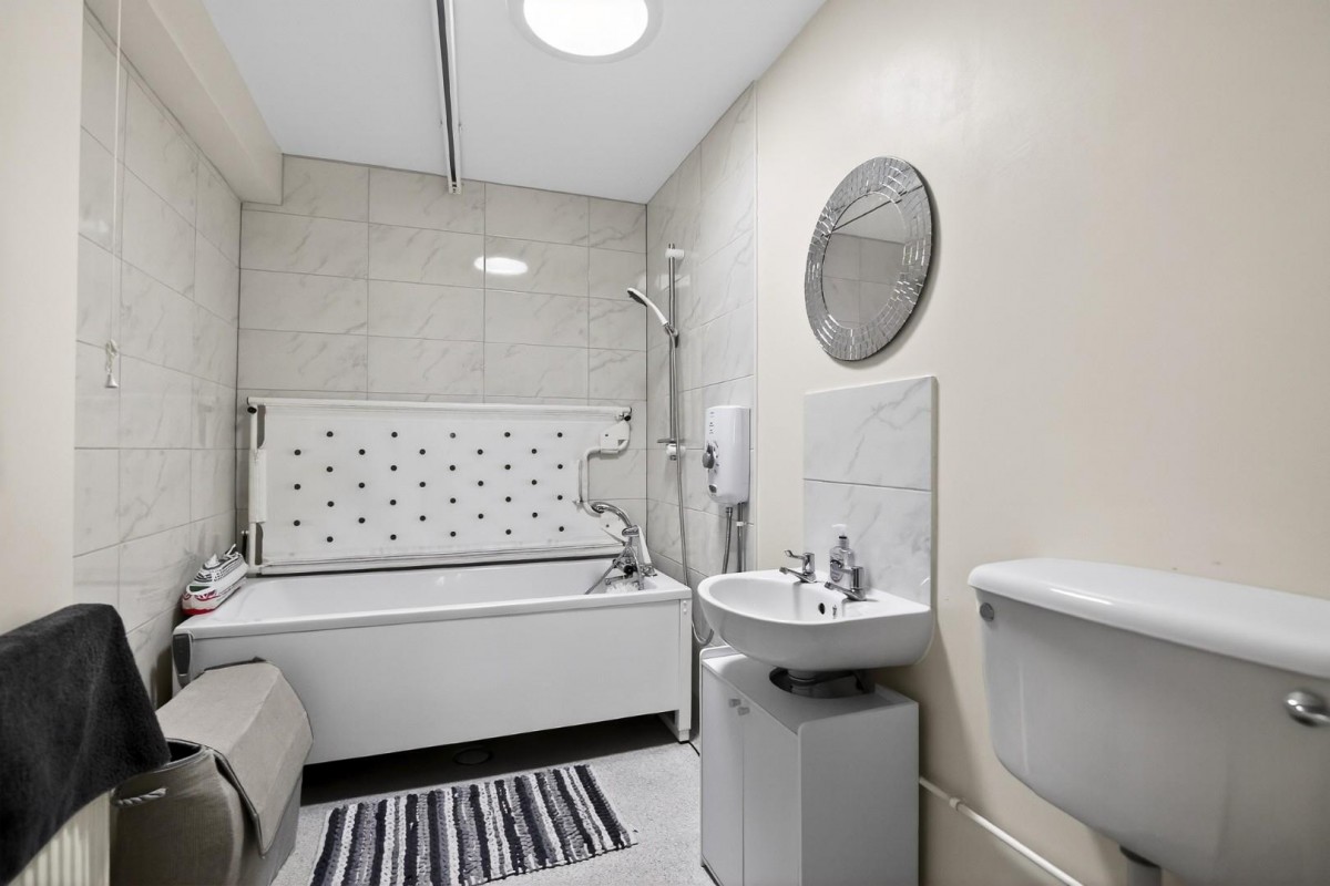 Rosalind Avenue, Woodsetton