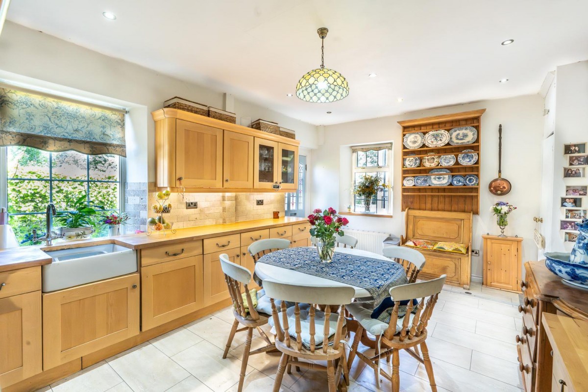 Apperley Road, Apperley Bridge