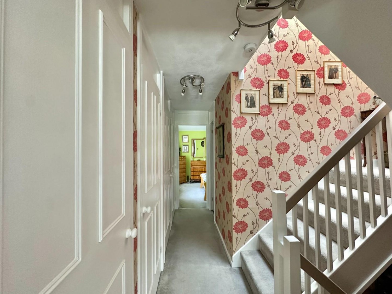 Lych Gate Walk, Hayes, Middlesex, UB3