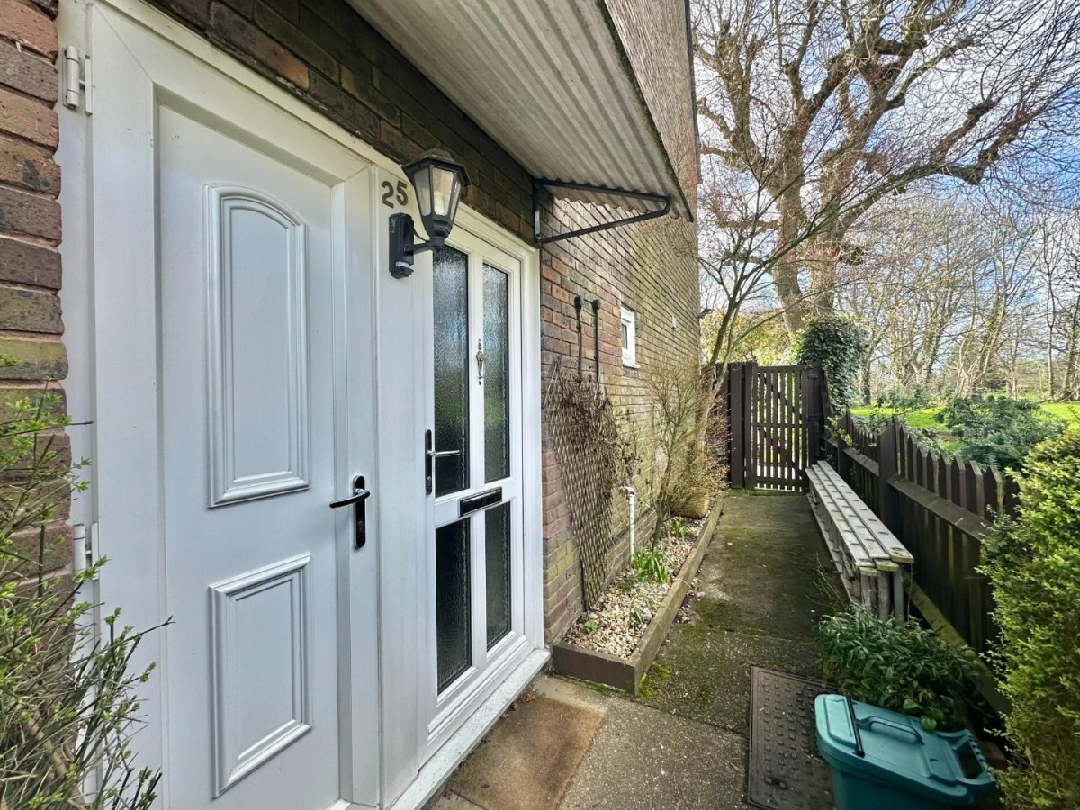 Lych Gate Walk, Hayes, Middlesex, UB3