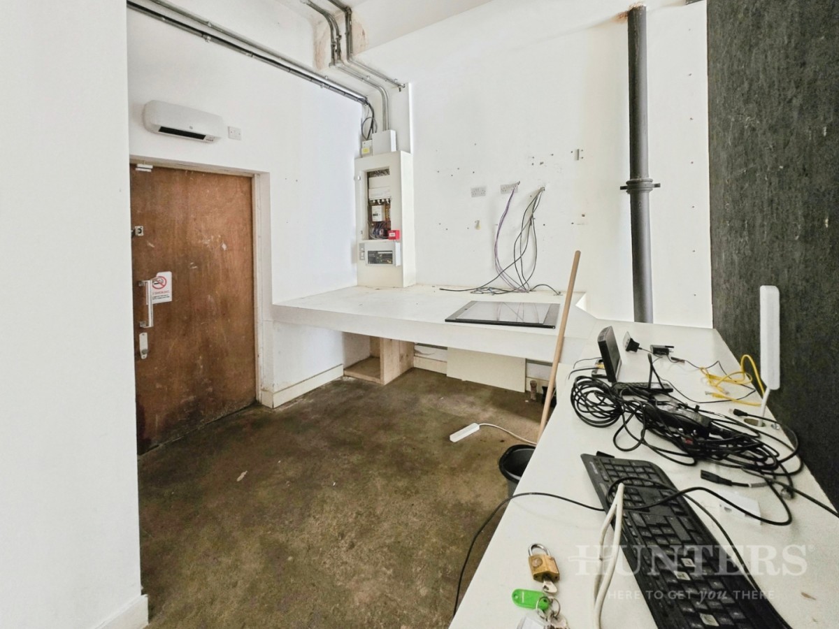 High Street, Carshalton, SM5 3AX