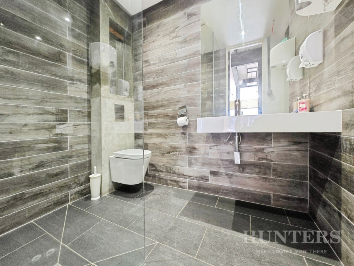 High Street, Carshalton, SM5 3AX