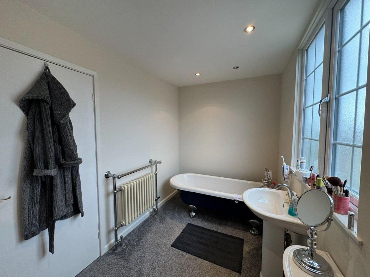 Whitegates, Old Great North Road