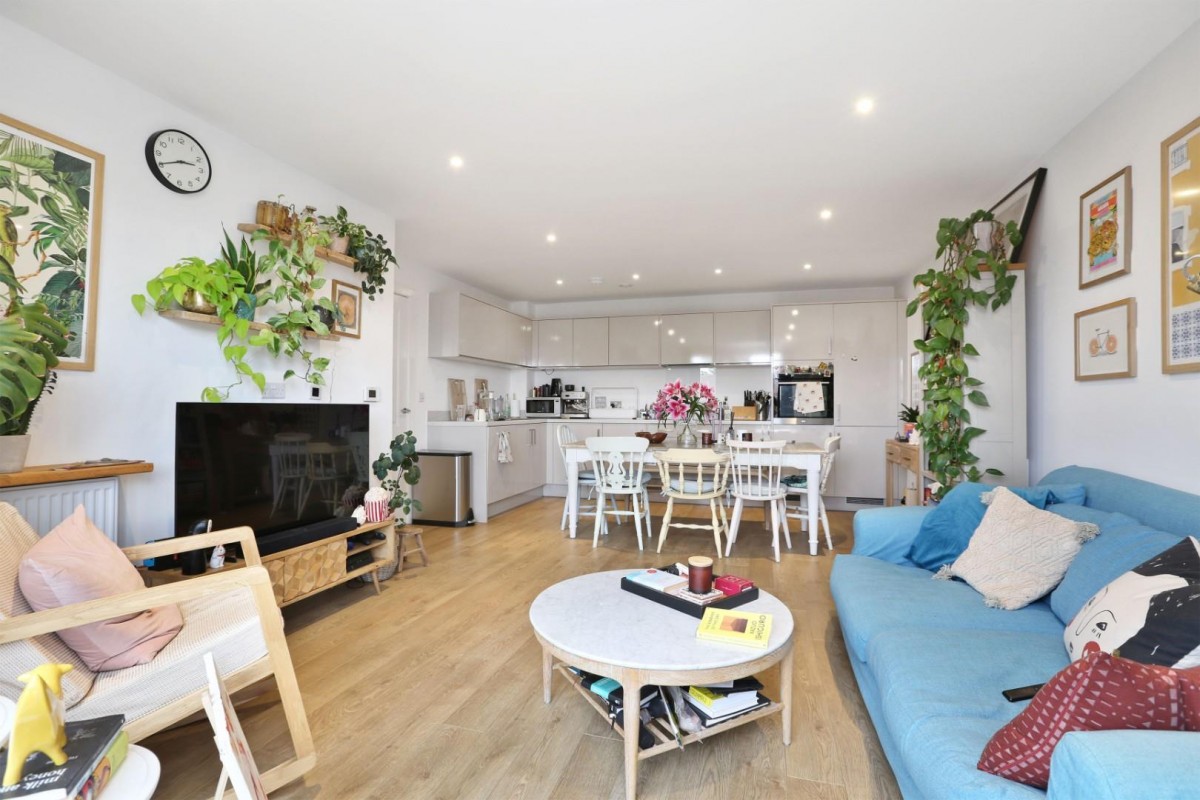 Lomond Grove, London, SE5