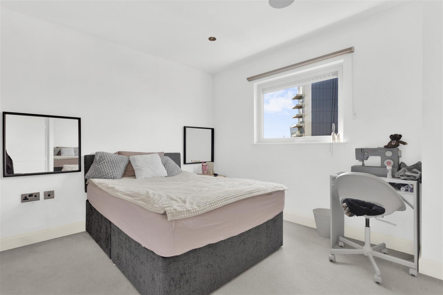 Commercial Road, Aldgate East, E1