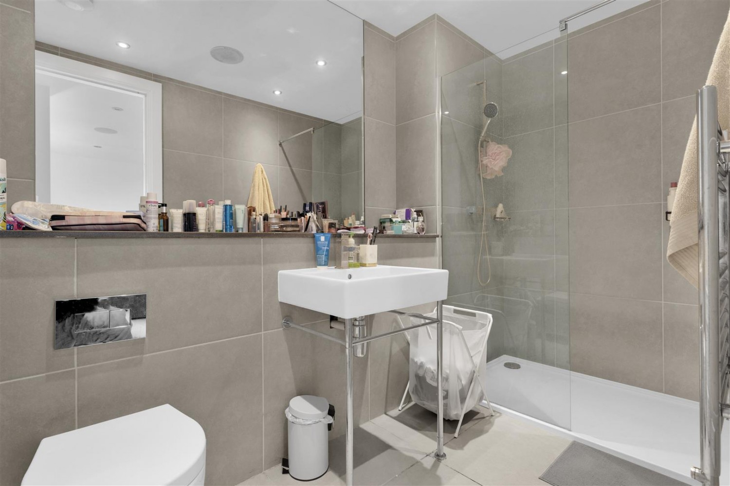 Commercial Road, Aldgate East, E1