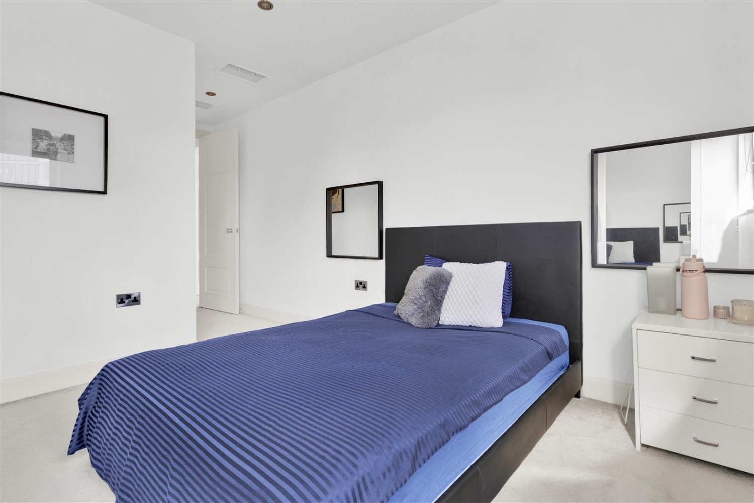 Commercial Road, Aldgate East, E1