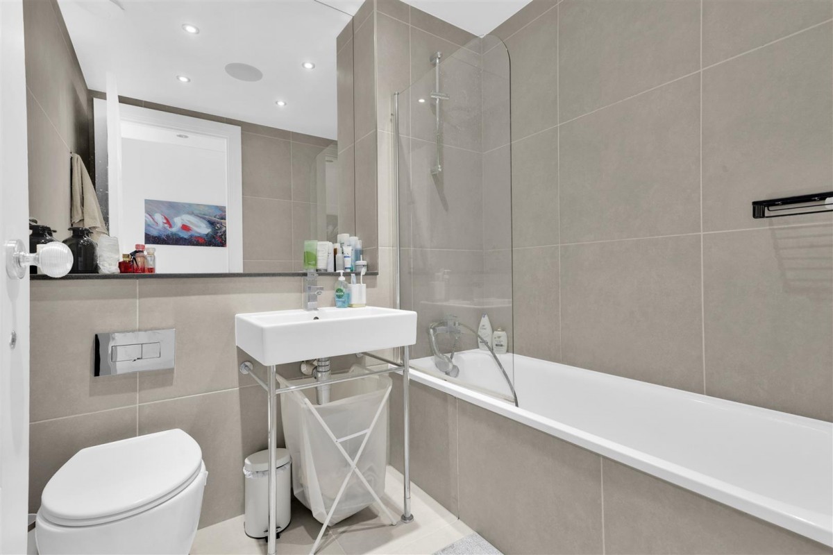 Commercial Road, Aldgate East, E1