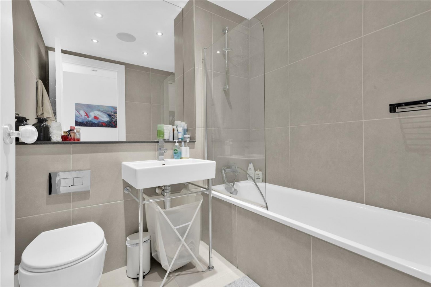 Commercial Road, Aldgate East, E1