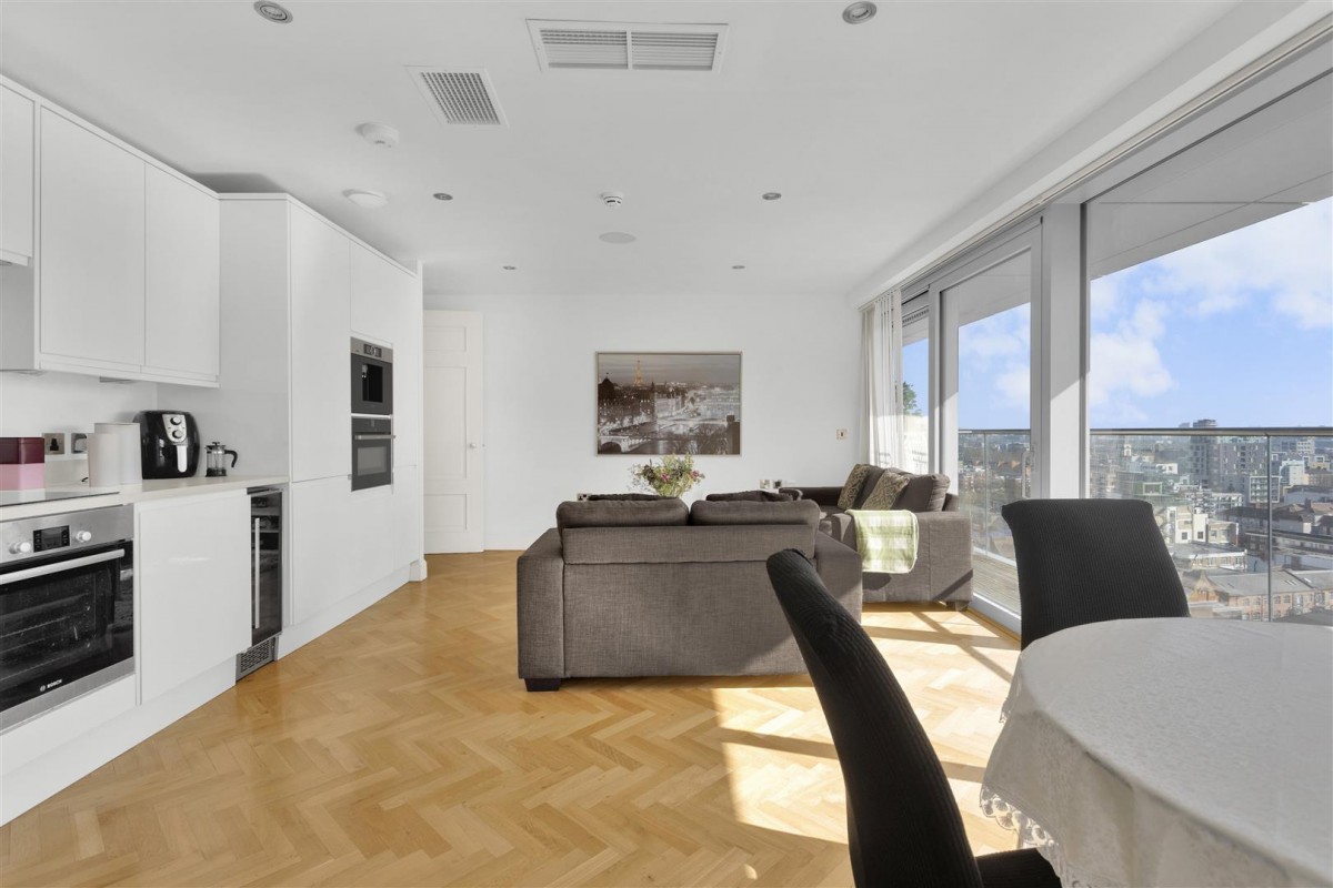 Commercial Road, Aldgate East, E1