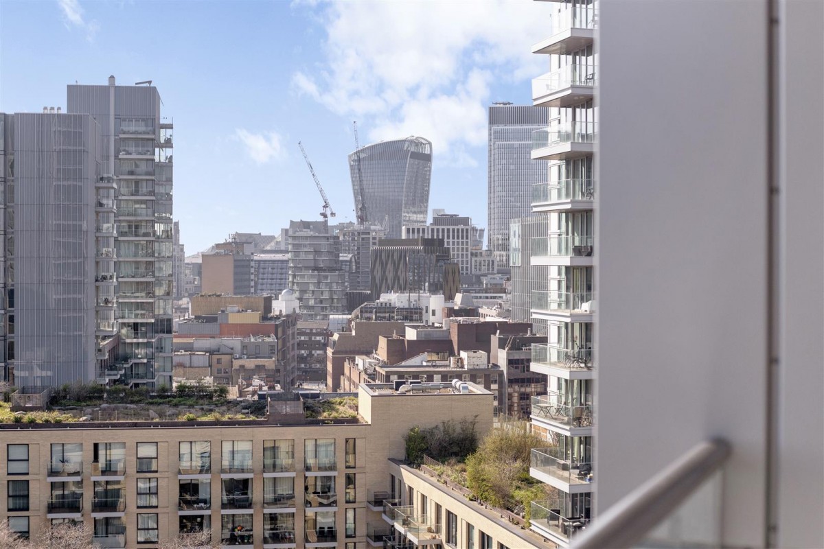 Commercial Road, Aldgate East, E1